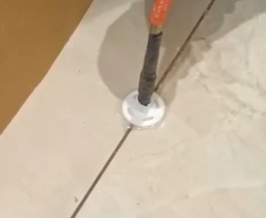 吴江瓷砖空鼓维修公司专业解答瓷砖在铺贴过程中，如果没有涂抹均匀到位的粘结材料（如水泥砂浆或瓷砖胶），可能会导致以下问题